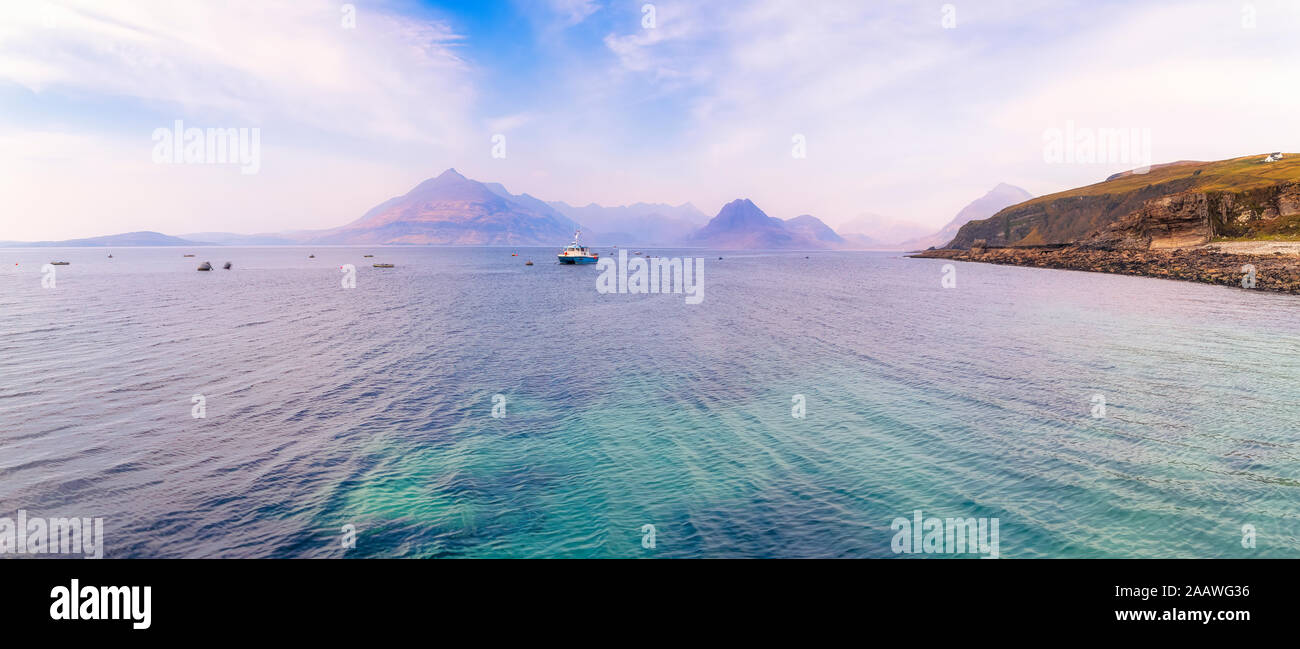 Vue panoramique sur mer vu de Elgol Cuillin avec montagnes en arrière-plan, l'île de Skye, Highlands, Scotland, UK Banque D'Images