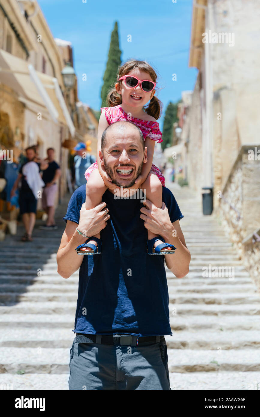 Portrait de père heureux avec ma petite fille sur ses épaules, Pollensa, Mallorca, Espagne Banque D'Images