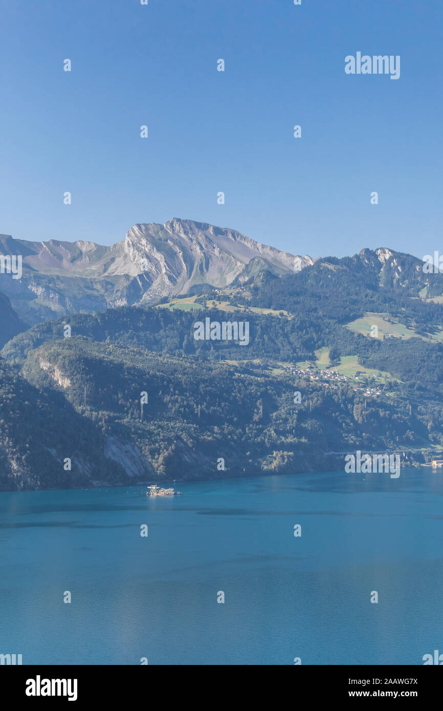 La Suisse, Lucerne, Schwyz, vue panoramique sur le lac de Lucerne et de haute falaises boisées en été Banque D'Images
