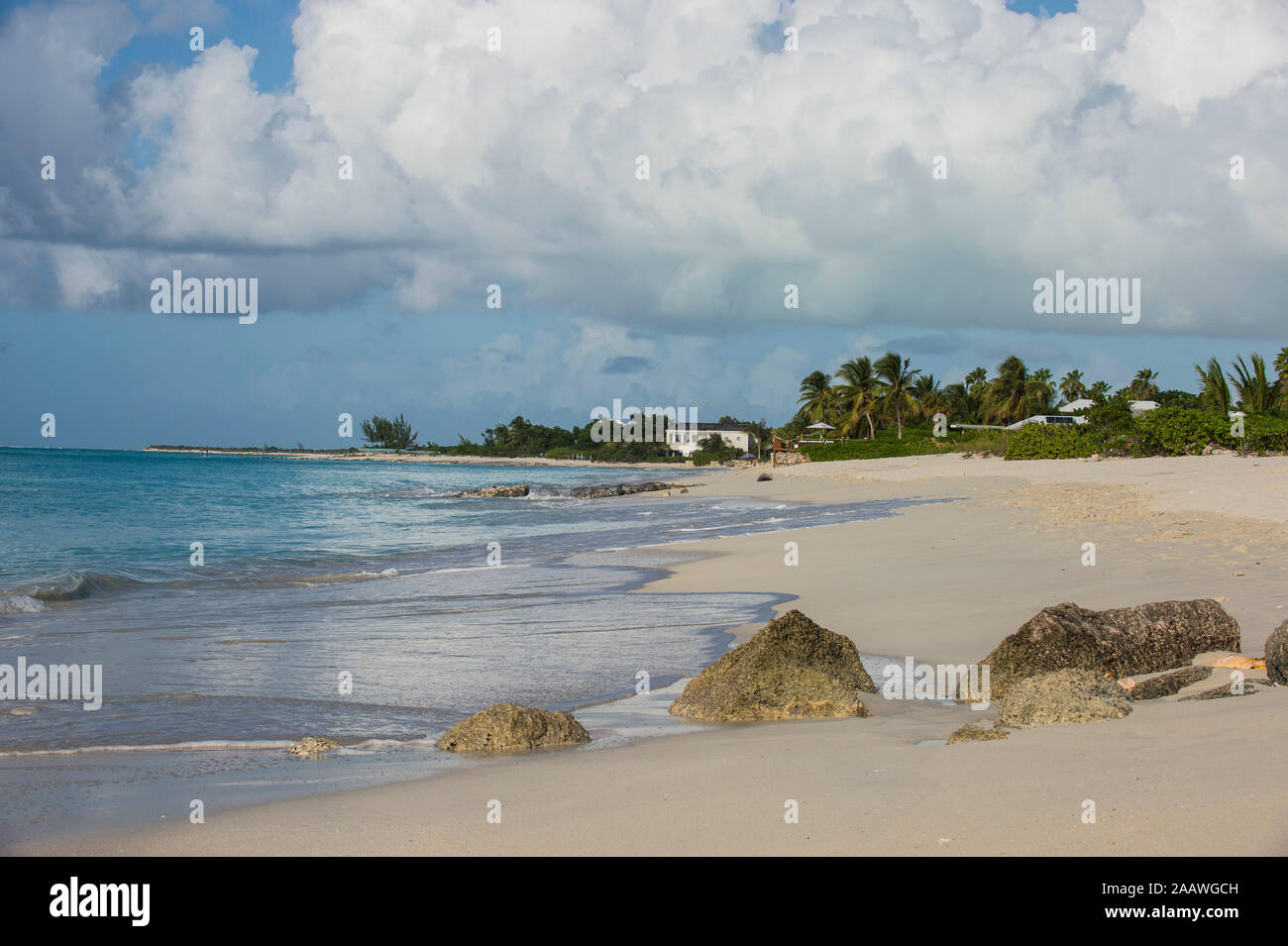 Vue panoramique sur Grace Bay Beach contre ciel nuageux, Providenciales, Îles Turques et Caïques Banque D'Images