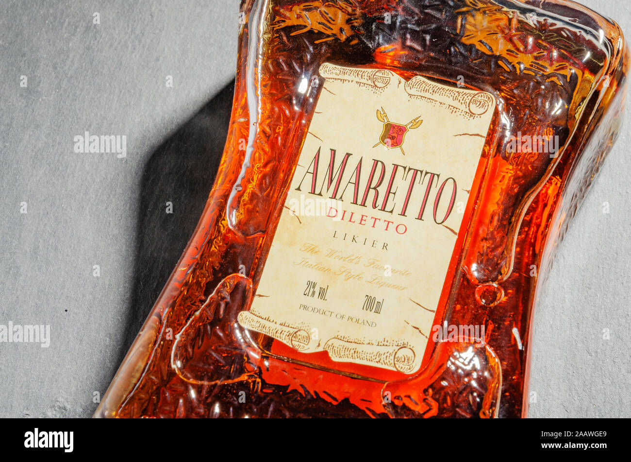 Bouteille de liqueur d'Amaretto sur fond ardoise. L'Amaretto vient de Saronno en Italie Banque D'Images