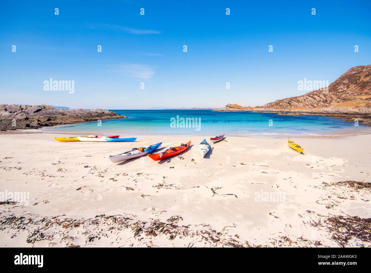 Multicolore des kayaks à Smirisary beach contre ciel, Lochaber, Ecosse, Royaume-Uni Banque D'Images