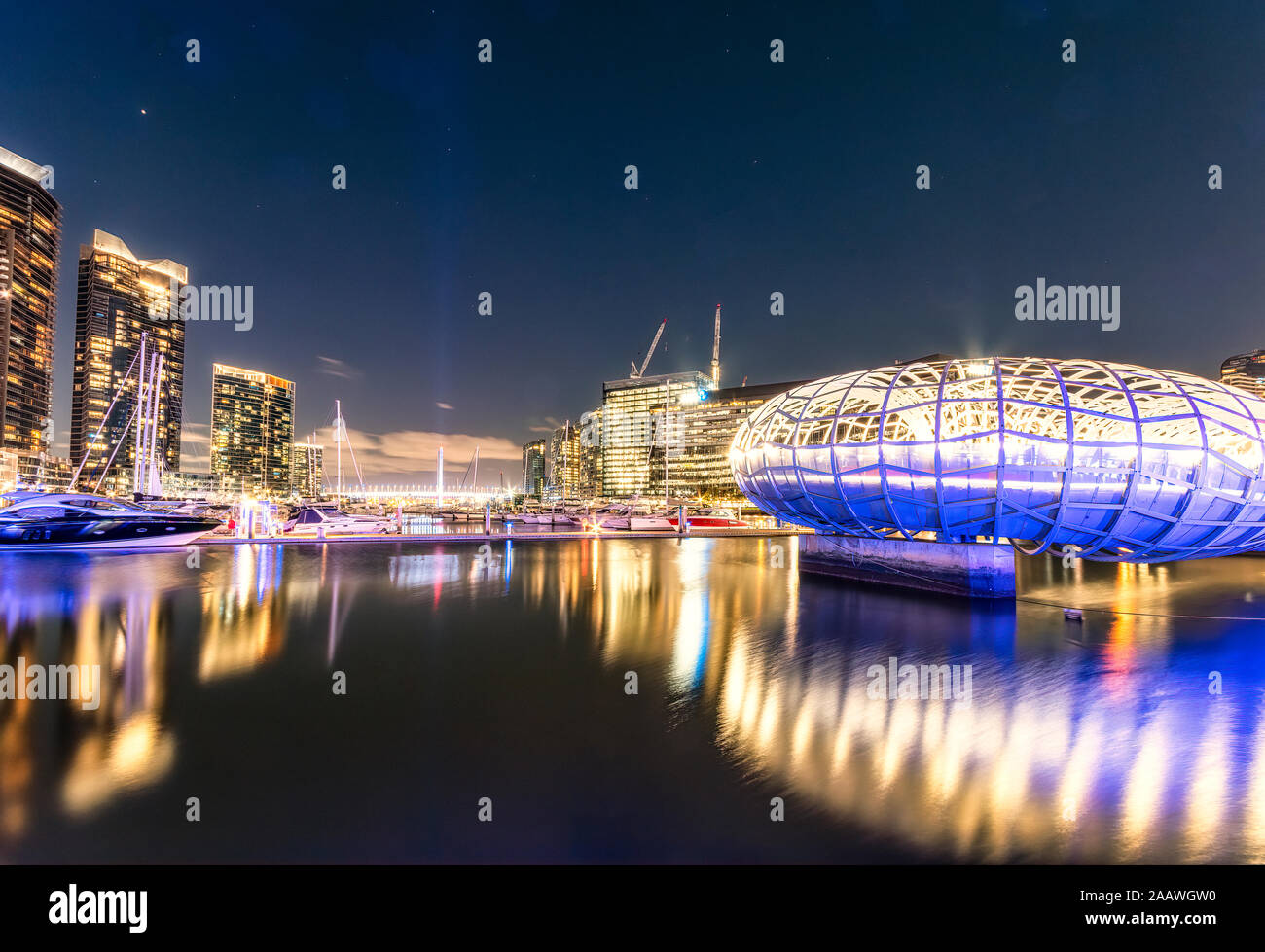 Allumé Webb Bridge sur la rivière Yarra à Docklands contre le ciel de nuit, Melbourne, Australie Banque D'Images
