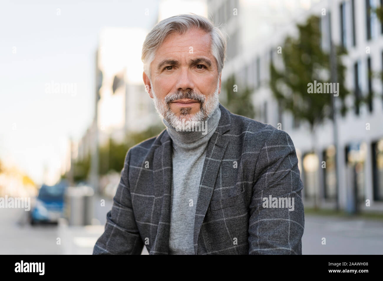 Portrait of mature businessman à la mode dans la ville Banque D'Images
