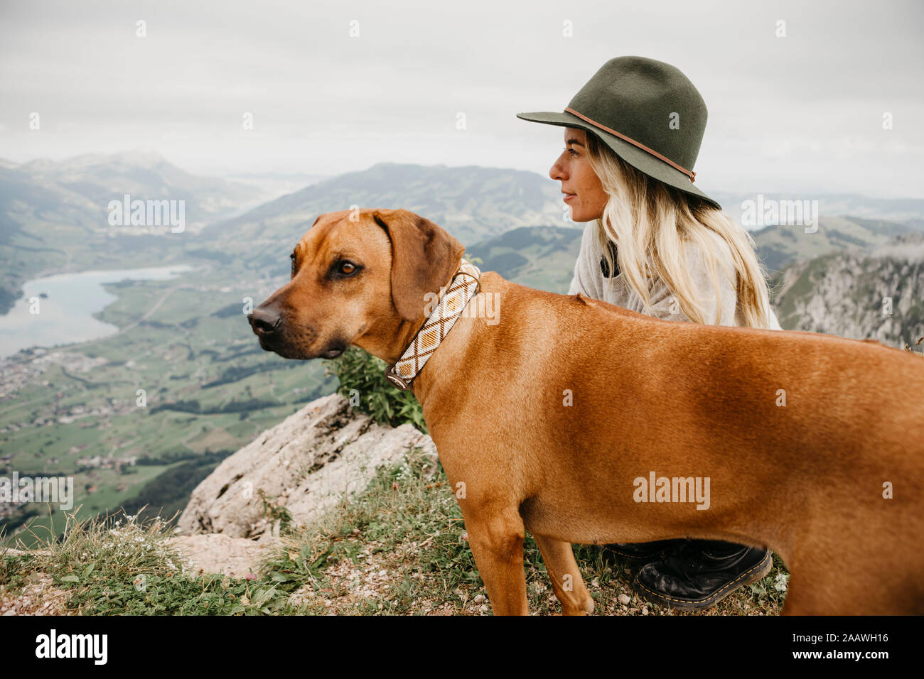 Femme avec chien en vue, Grosser Mythen, Suisse Banque D'Images