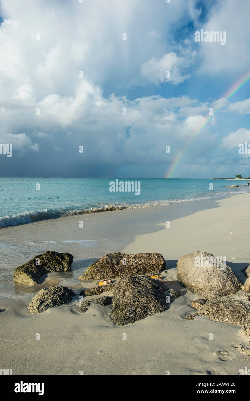 Vue panoramique de l'arc-en-ciel sur Grace Bay Beach, Providenciales, Îles Turques et Caïques Banque D'Images