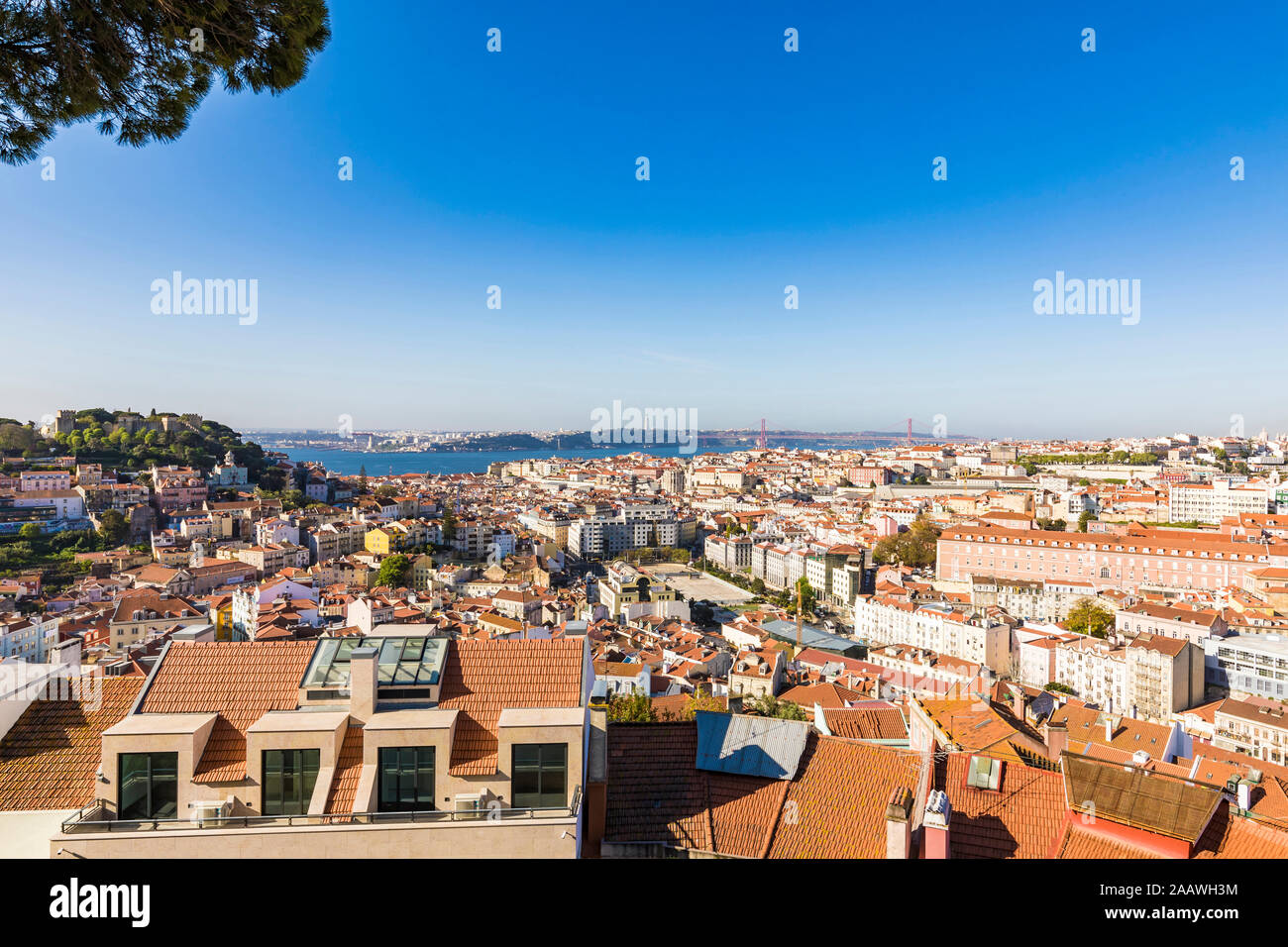 Cityscape contre ciel bleu clair au cours de journée ensoleillée à Lisbonne, Portugal Banque D'Images