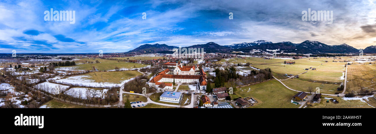 Vue aérienne sur monastère Benediktbeuren en hiver, Bavière, Allemagne Banque D'Images
