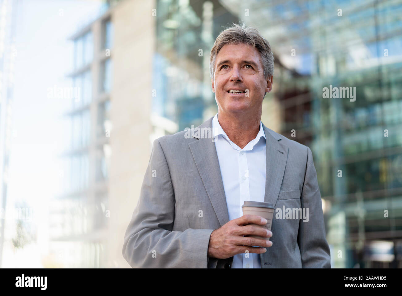 Mature businessman holding Coffee cup à emporter réutilisables dans la ville Banque D'Images