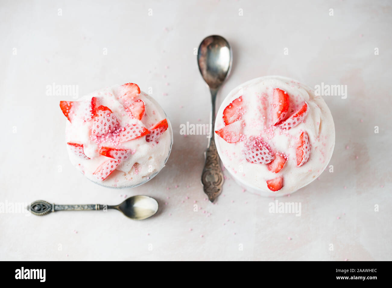 Tourné directement au-dessus des glaces aux fraises servi dans des bols avec cuillère sur la table Banque D'Images