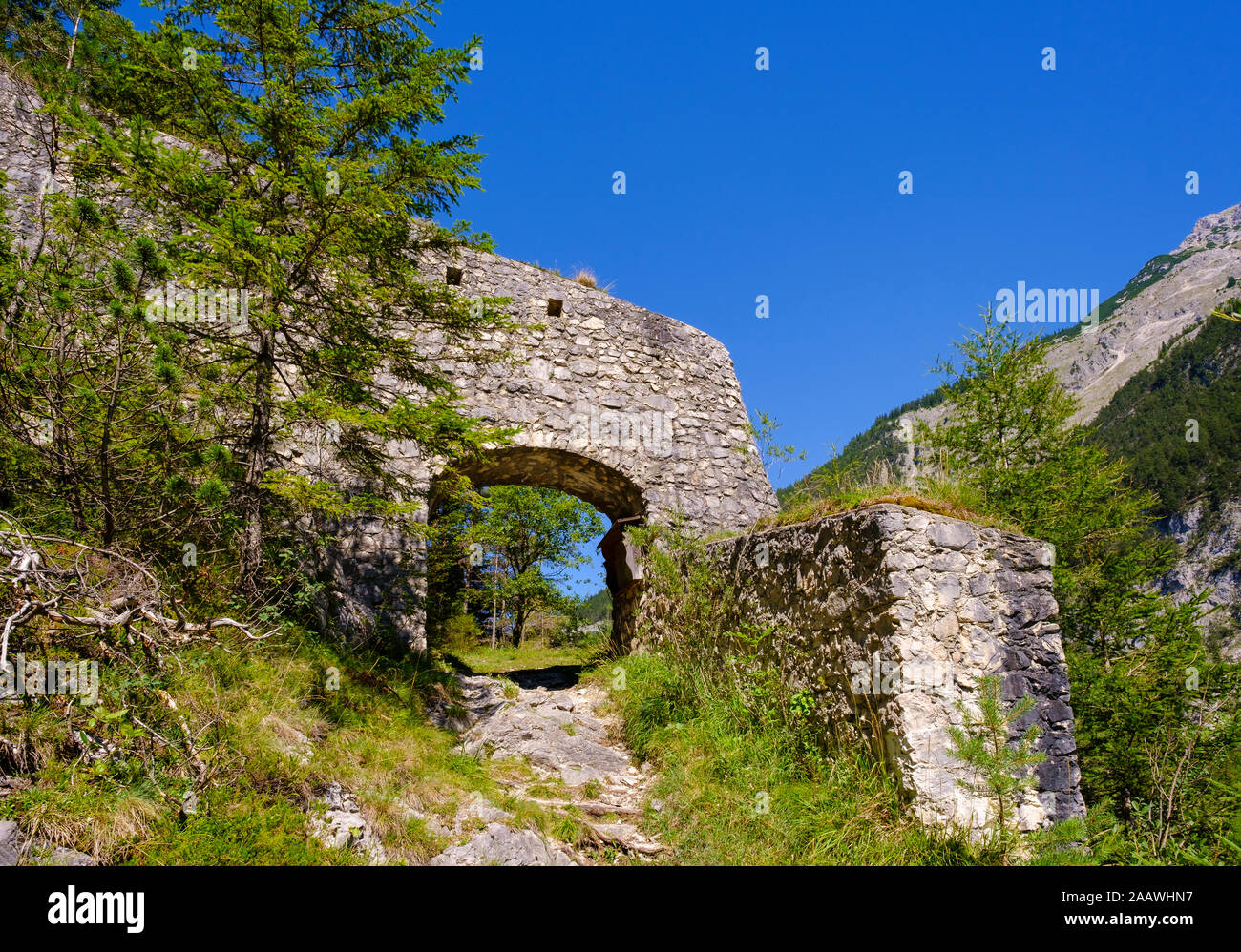 La porte en mur défensif de la Porta Claudia contre ciel bleu clair à Scharnitz, Tyrol, Autriche Banque D'Images