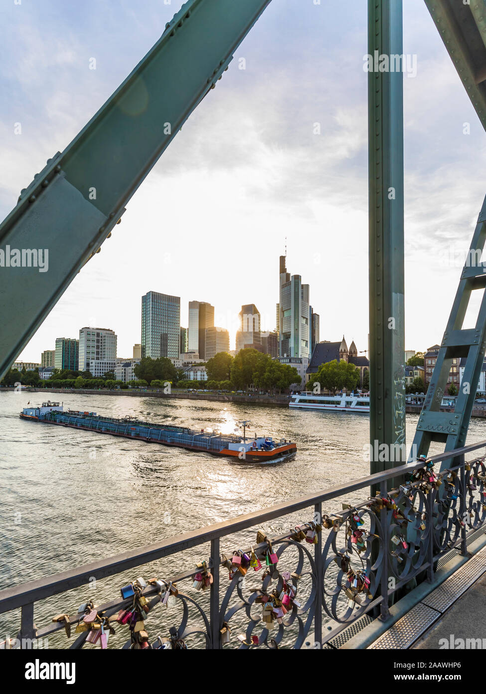 Eiserner Steg sur la rivière contre le ciel de Francfort, Allemagne Banque D'Images