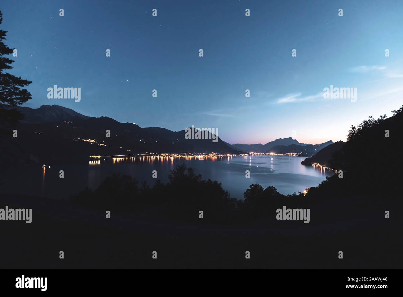 La Suisse, Lucerne, Schwyz, allumé le long de côte du lac des Quatre-Cantons au crépuscule Banque D'Images