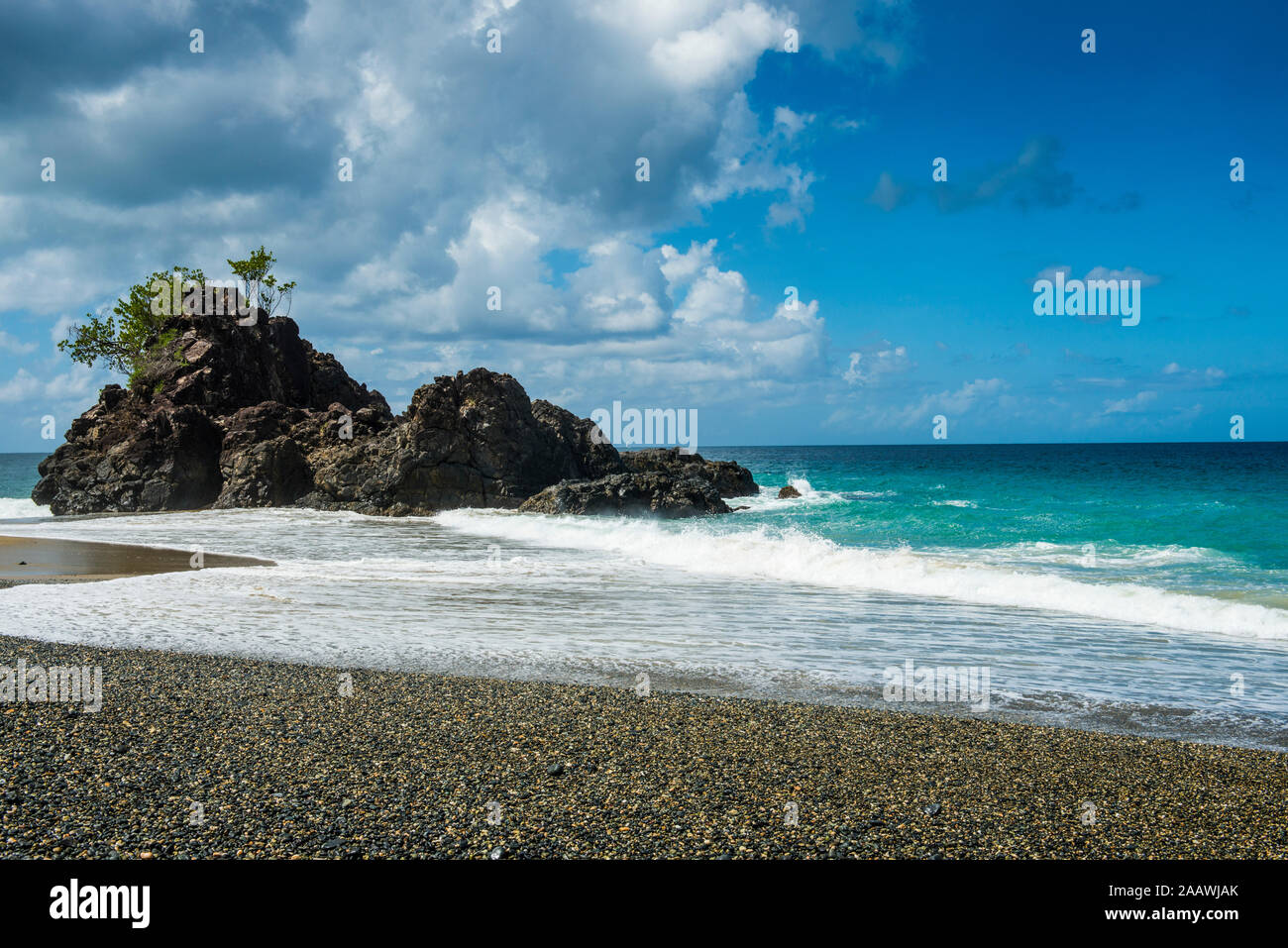 Vue panoramique sur mer contre ciel à Tobago aux beaux jours, des Caraïbes Banque D'Images