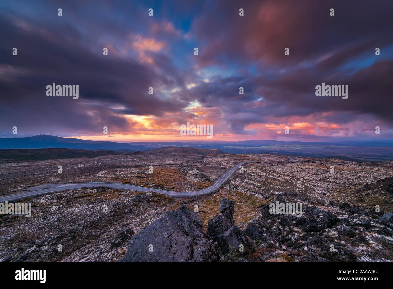 Station de Ski de whakapapa route d'accès au coucher du soleil, Parc National de Tongariro, île du Sud, Nouvelle-Zélande Banque D'Images