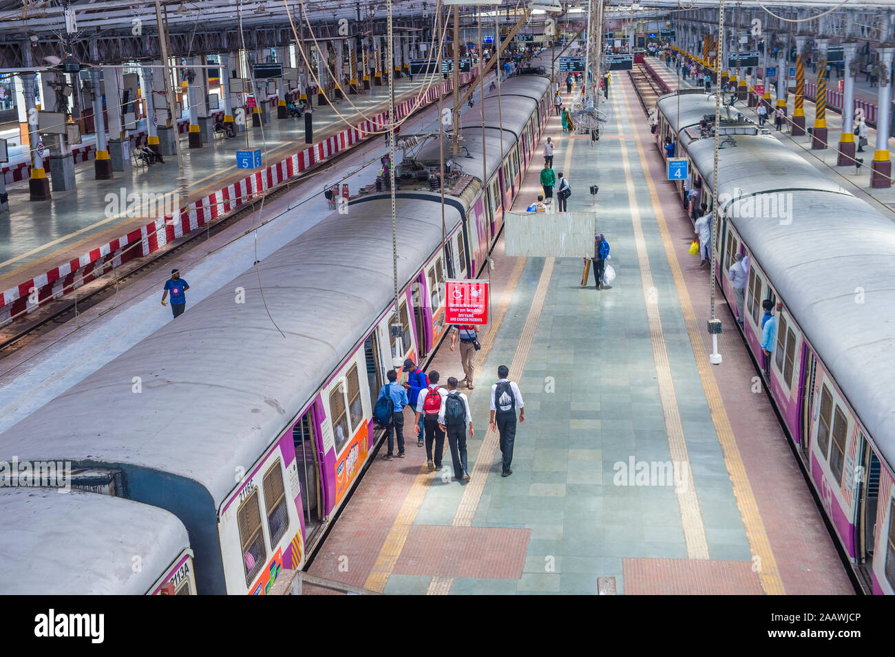 Le réseau ferroviaire de banlieue de Mumbai, Inde Banque D'Images