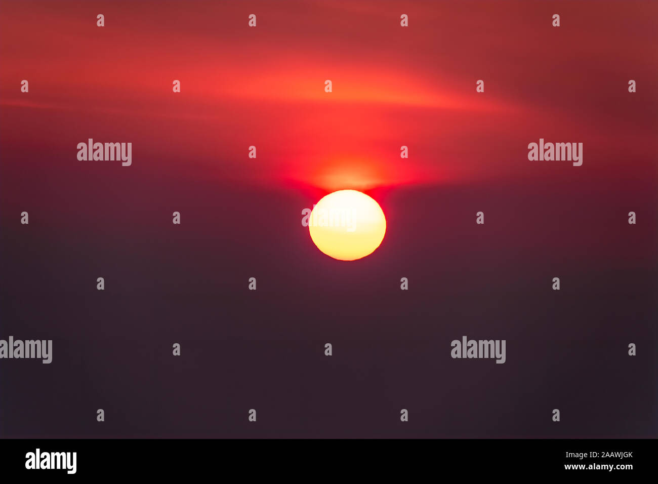 Coup de soleil idyllique contre ciel nuageux pendant le coucher du soleil, à l'île de Skye, Highlands, Scotland, UK Banque D'Images