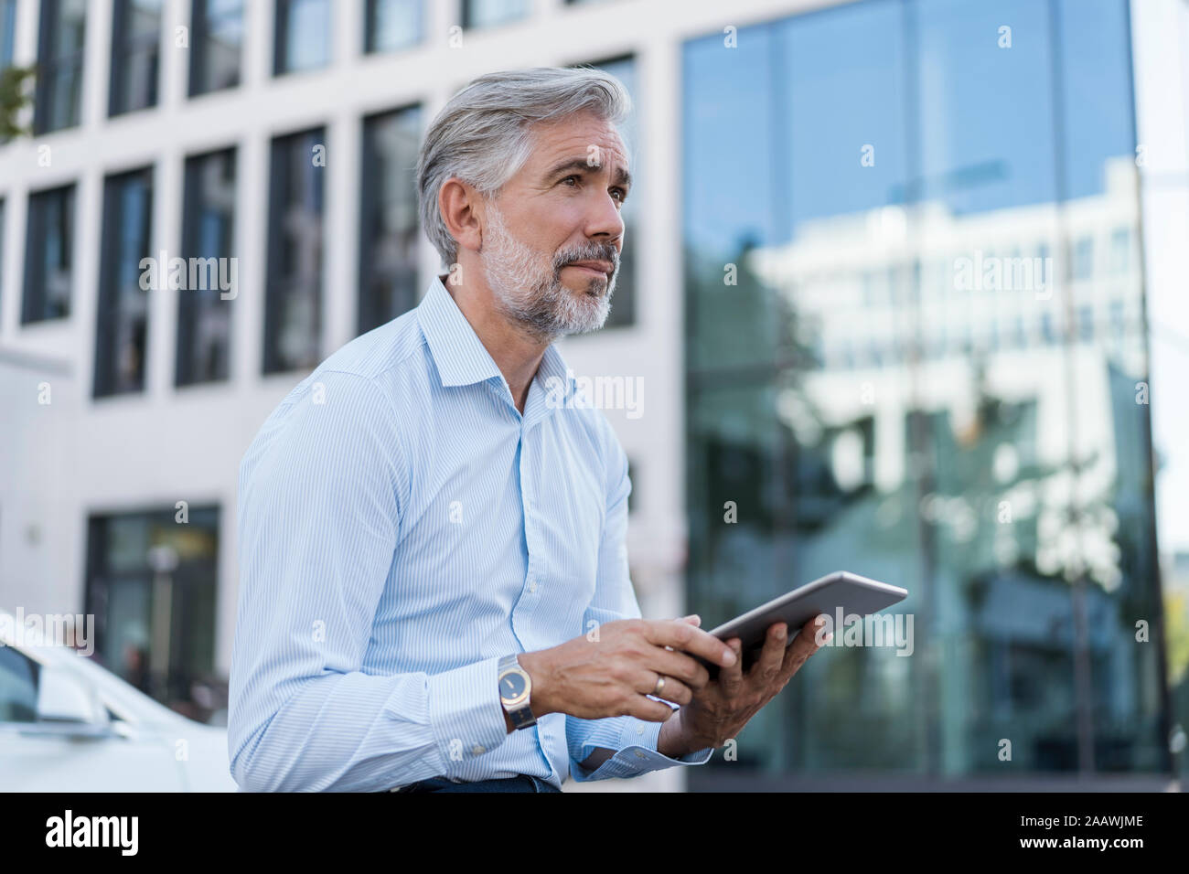 Mature businessman using tablet dans la ville Banque D'Images