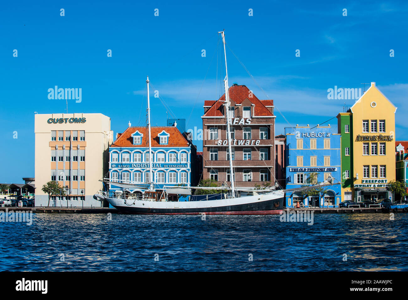 Maisons par Sint Annabaai sur fond de ciel bleu à Willemstad, Curaçao au cours de journée ensoleillée Banque D'Images