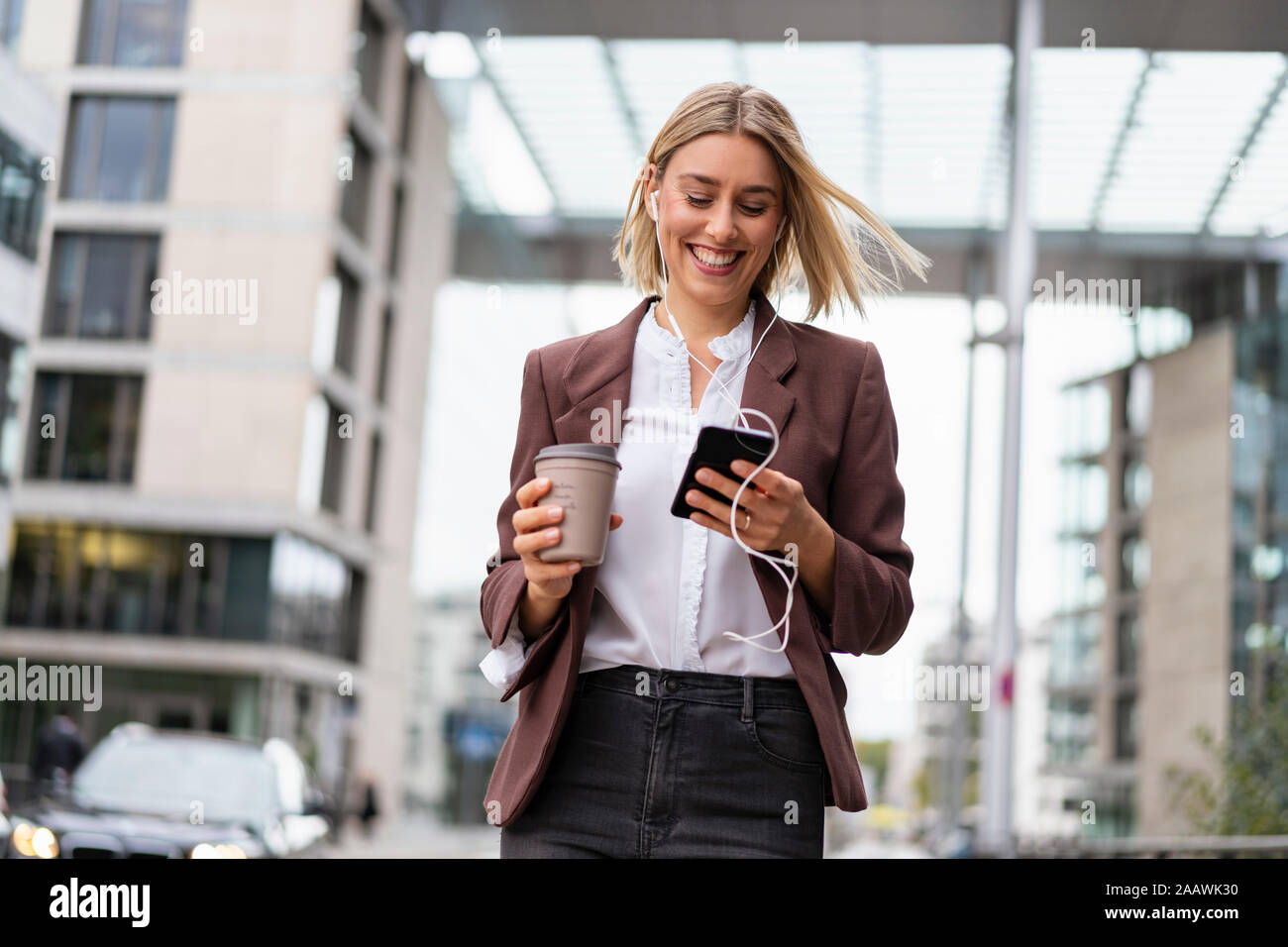 Happy young businesswoman dans la ville sur le rendez-vous Banque D'Images