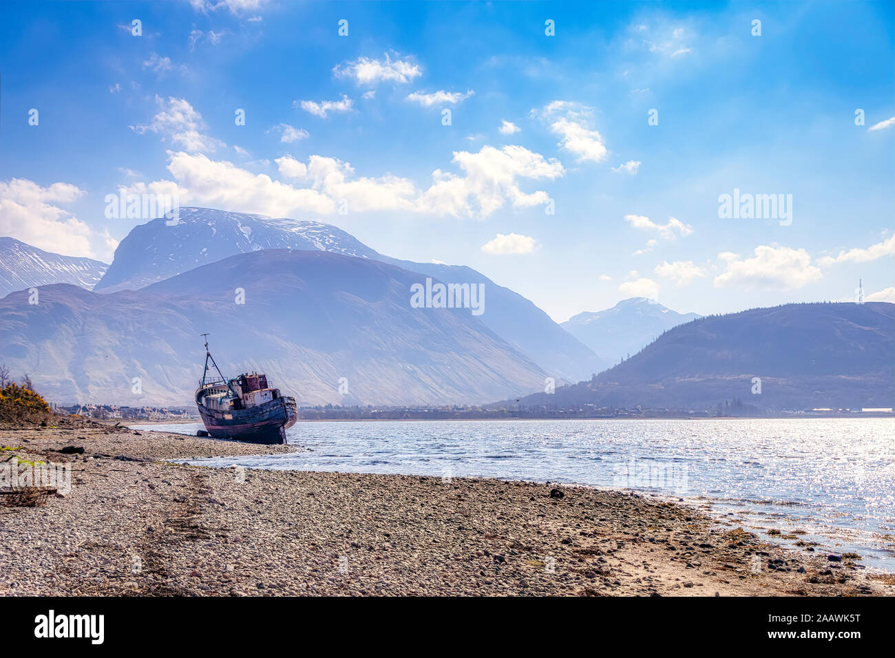 Naufrage en Loch Linnhe avec Ben Nevis et de Fort William en arrière-plan, Highlands, Scotland, UK Banque D'Images