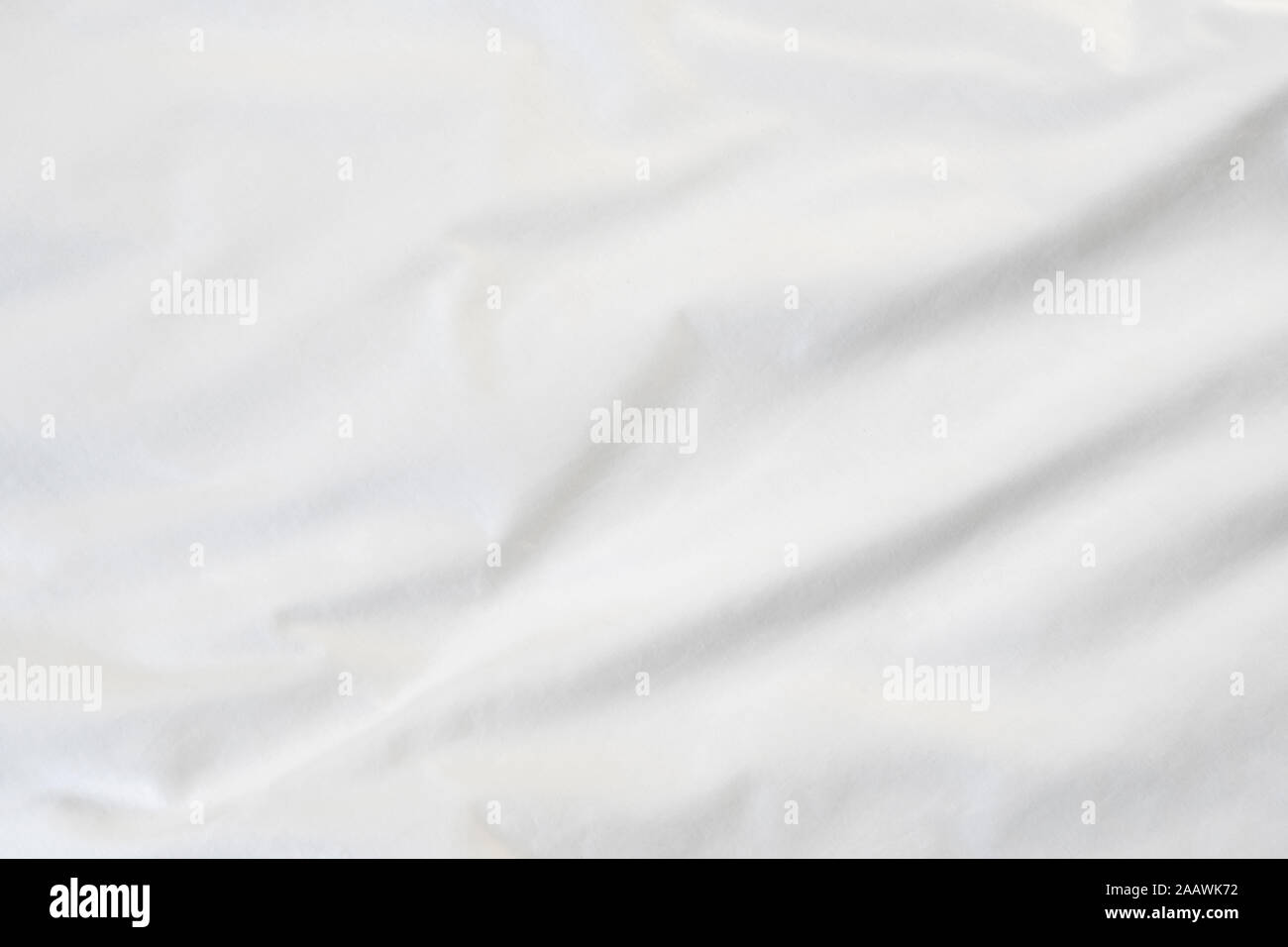 La texture de couverture blanche sur le lit froissé Banque D'Images