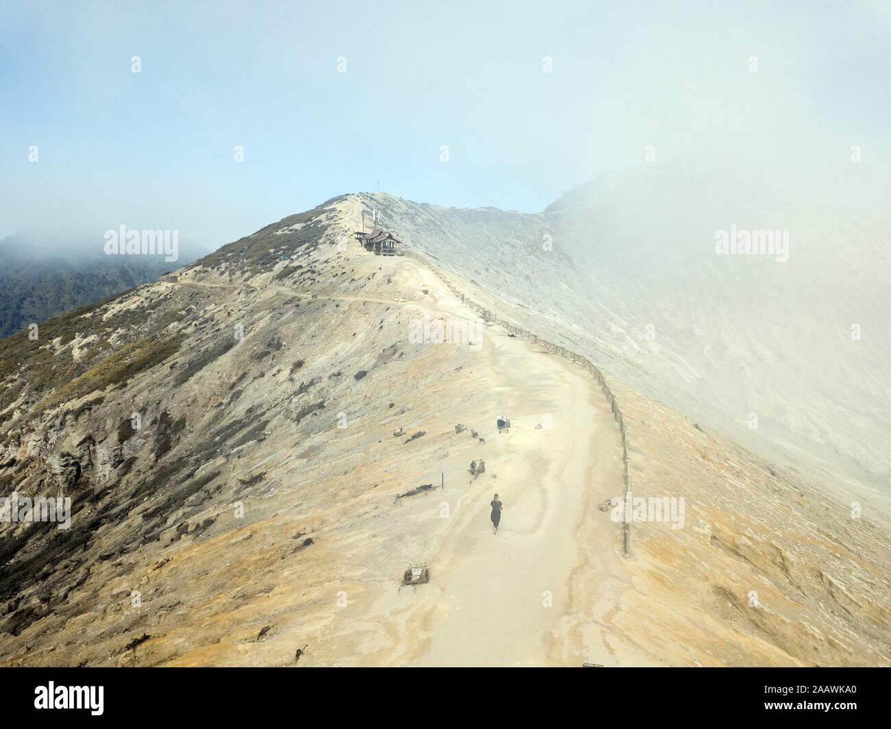 L'Indonésie, Java, personne à marcher en direction de la cabane isolée donnant sur le volcan Ijen Banque D'Images