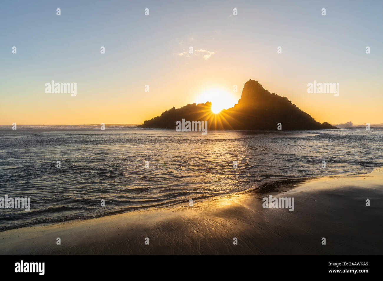 Vue panoramique sur mer contre ciel pendant le coucher du soleil à Auckland, Nouvelle-Zélande Banque D'Images