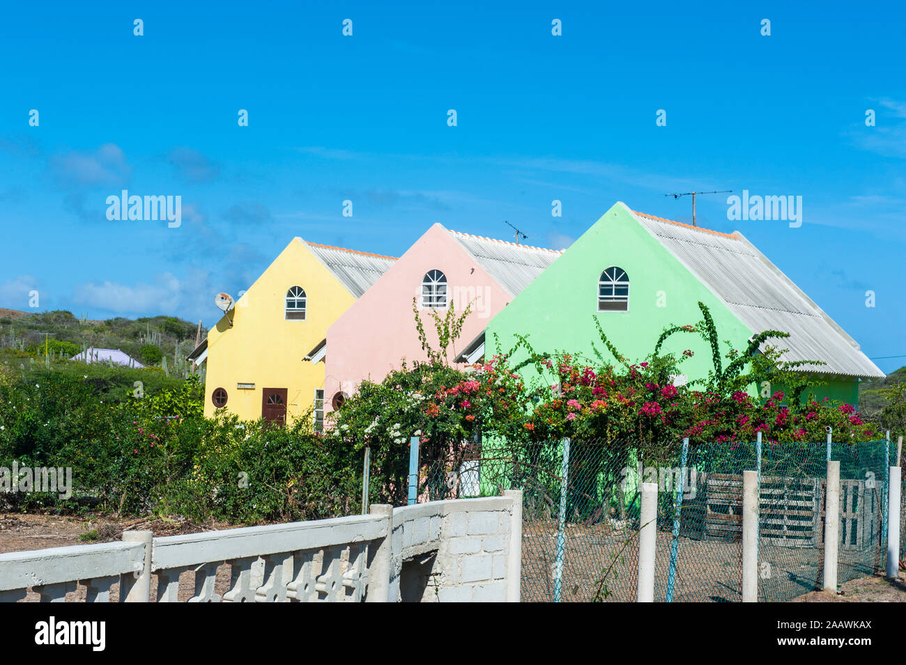 Avis de fermes contre ciel bleu à Curaçao, Îles ABC, Caraïbes Banque D'Images