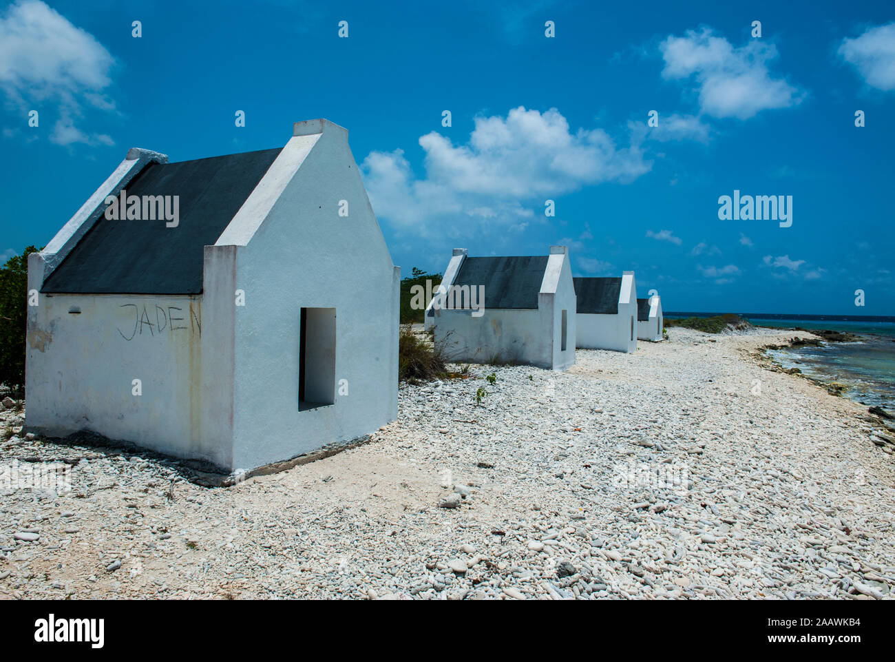 Cabanes d'esclaves à la blue sky à Bonaire, ABC Islands, Caribbean Pays-Bas Banque D'Images
