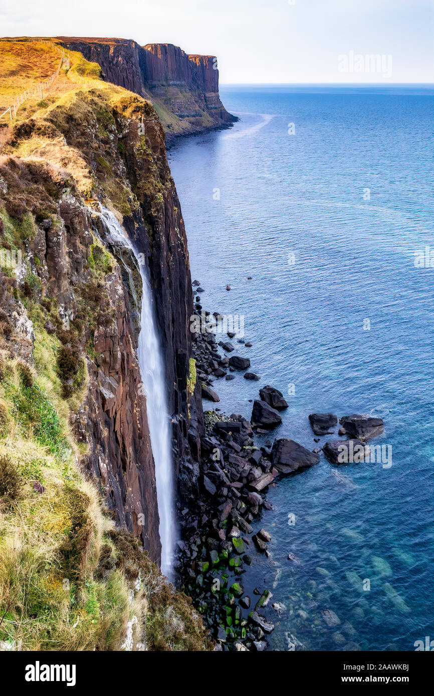 Vue panoramique sur Mealt Falls à l'île de Skye, Highlands, Scotland, UK Banque D'Images