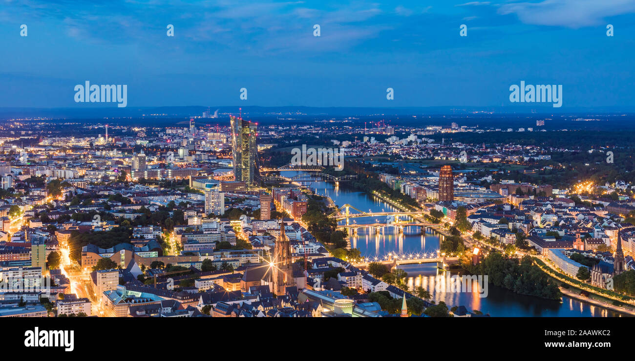 Paysage urbain éclairé contre le ciel bleu de nuit, Francfort, Hesse, Allemagne Banque D'Images