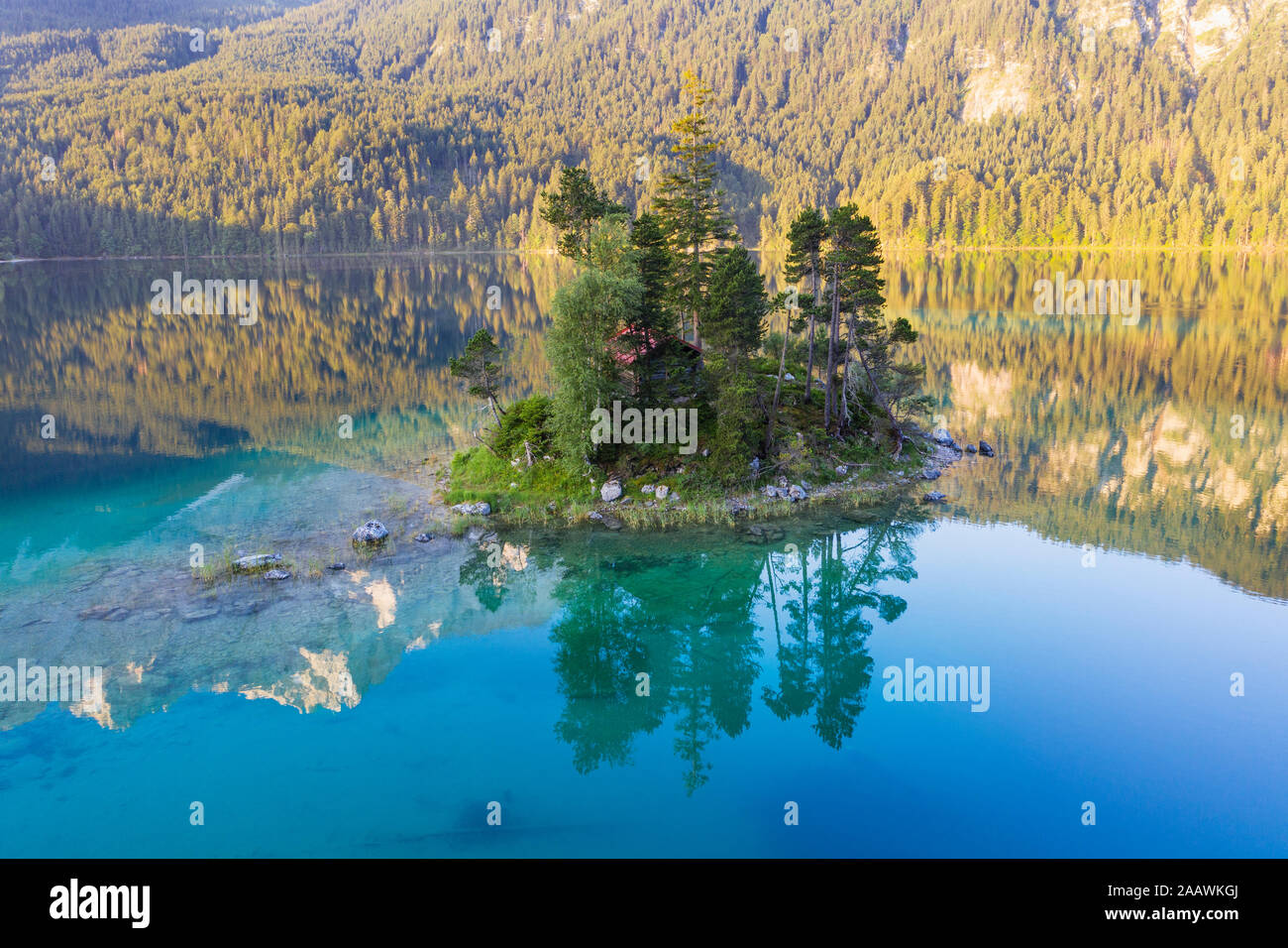 L'Île Schönbichl à lac Eibsee, Grainau, Werdenfelser Land, Upper Bavaria, Bavaria, Germany Banque D'Images