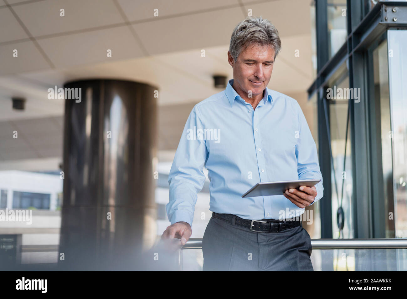 Mature businessman using tablet dans la ville Banque D'Images