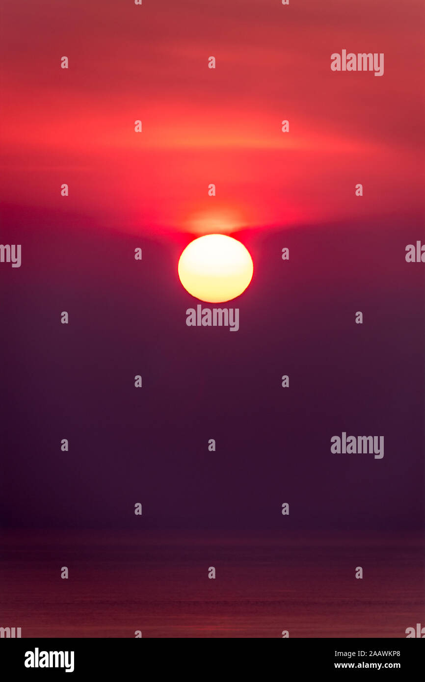 Vue panoramique sur mer contre orange ciel au coucher du soleil, à l'île de Skye, Highlands, Scotland, UK Banque D'Images