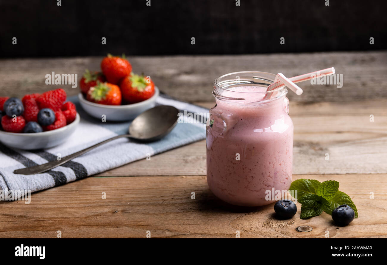 Ce smoothie aux fraises mûres,et les canneberges, de profiter de la propriétés antioxydantes des fruits rouges qui sont riches en vi Banque D'Images