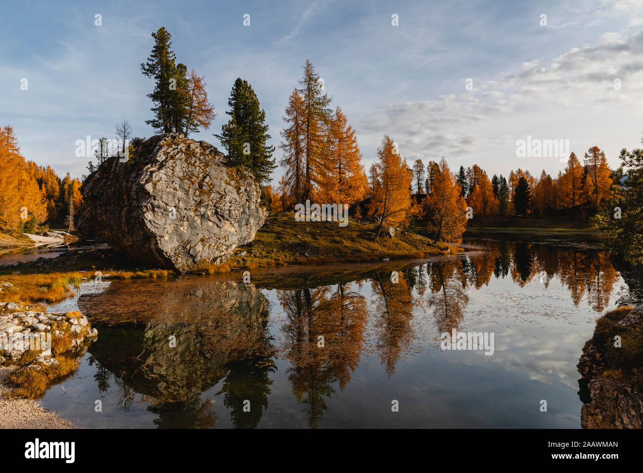 Paysage de montagne d'automne reflètent dans le lac, Dolomites, Cortina, Italie Banque D'Images