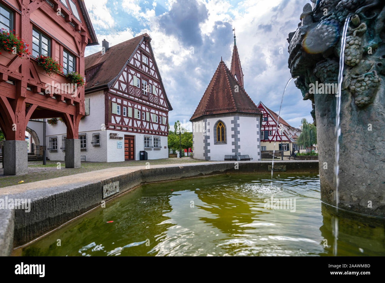 Bibliothèque de la ville et l'extérieur de l'église par fontaine, Plochingen, Esslingen, Bade-Wurtemberg, Allemagne Banque D'Images