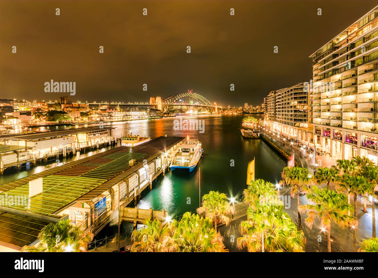 Circular Quay lumineux contre ciel nocturne à Sydney, Australie Banque D'Images