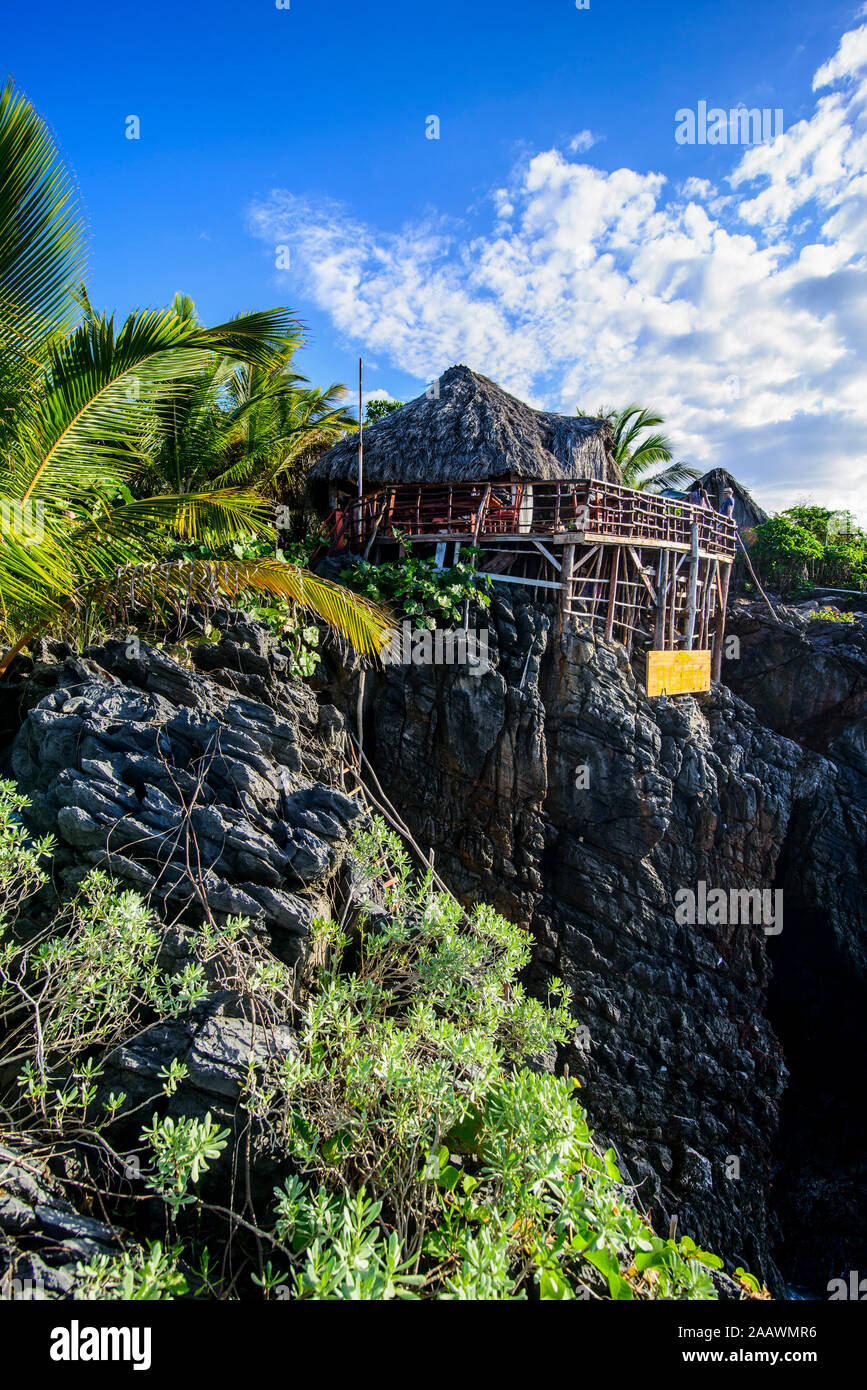 Restaurant El Cabito sur falaise contre ciel, Las Galeras, Péninsule de Samana, République Dominicaine Banque D'Images
