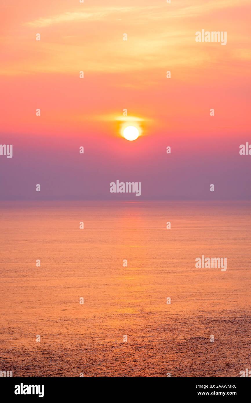 Vue panoramique sur mer contre sky pendant le coucher du soleil, à l'île de Skye, Highlands, Scotland, UK Banque D'Images