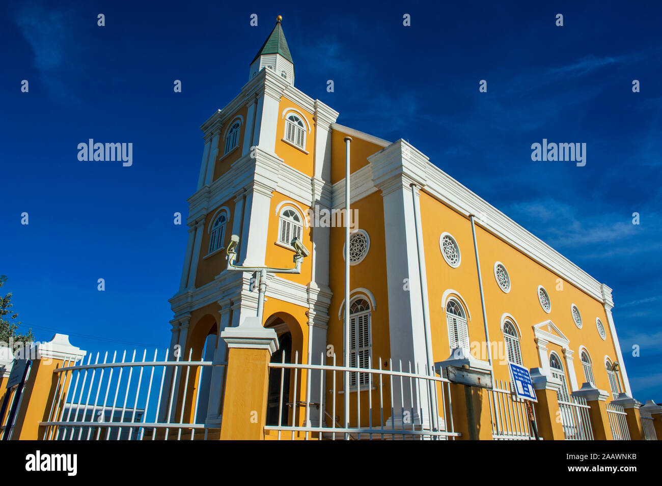 Low angle view of church contre ciel bleu dans la ville de Willemstad, Curaçao Banque D'Images
