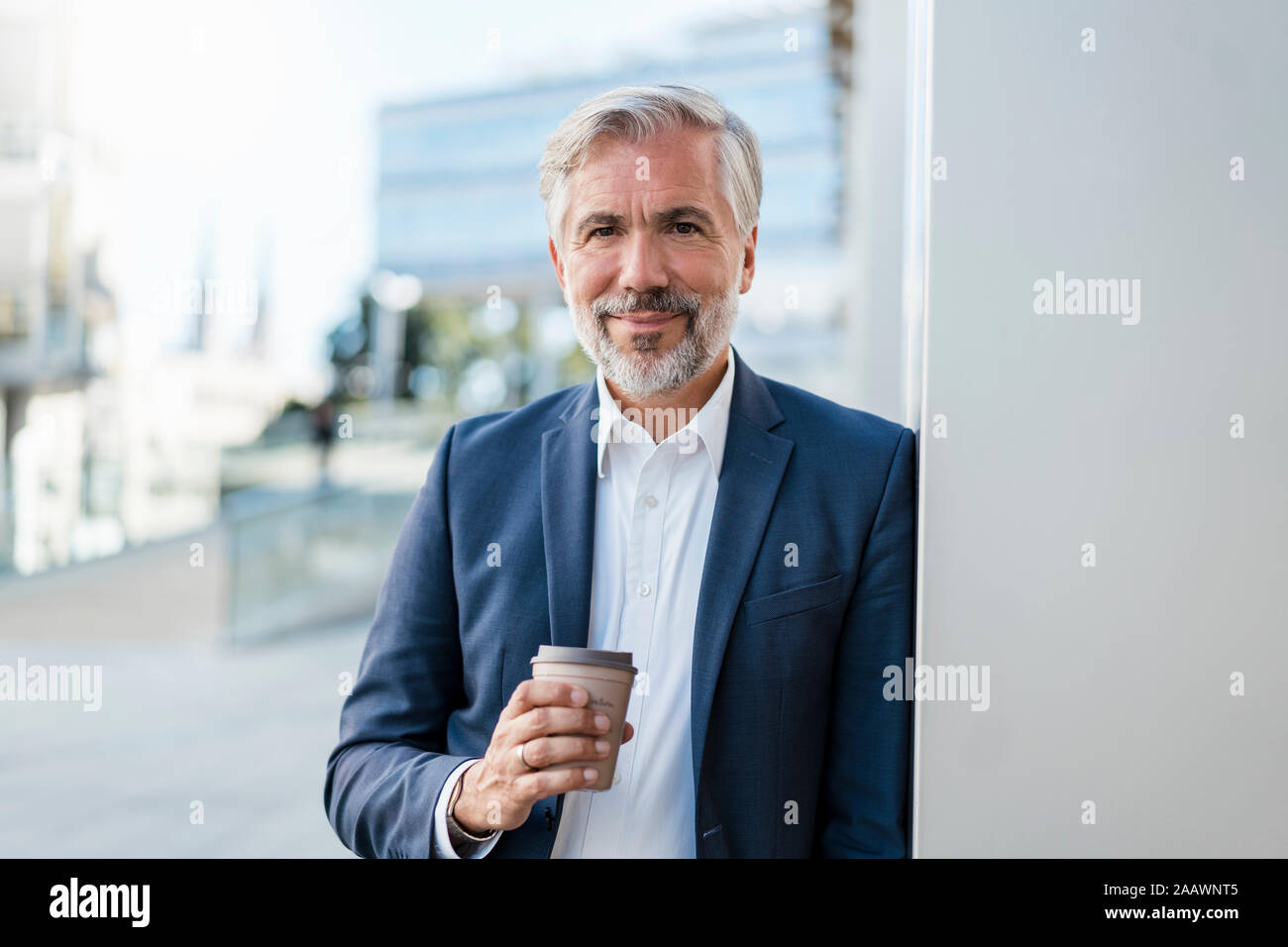 Portrait of mature businessman avec café à emporter dans la ville Banque D'Images