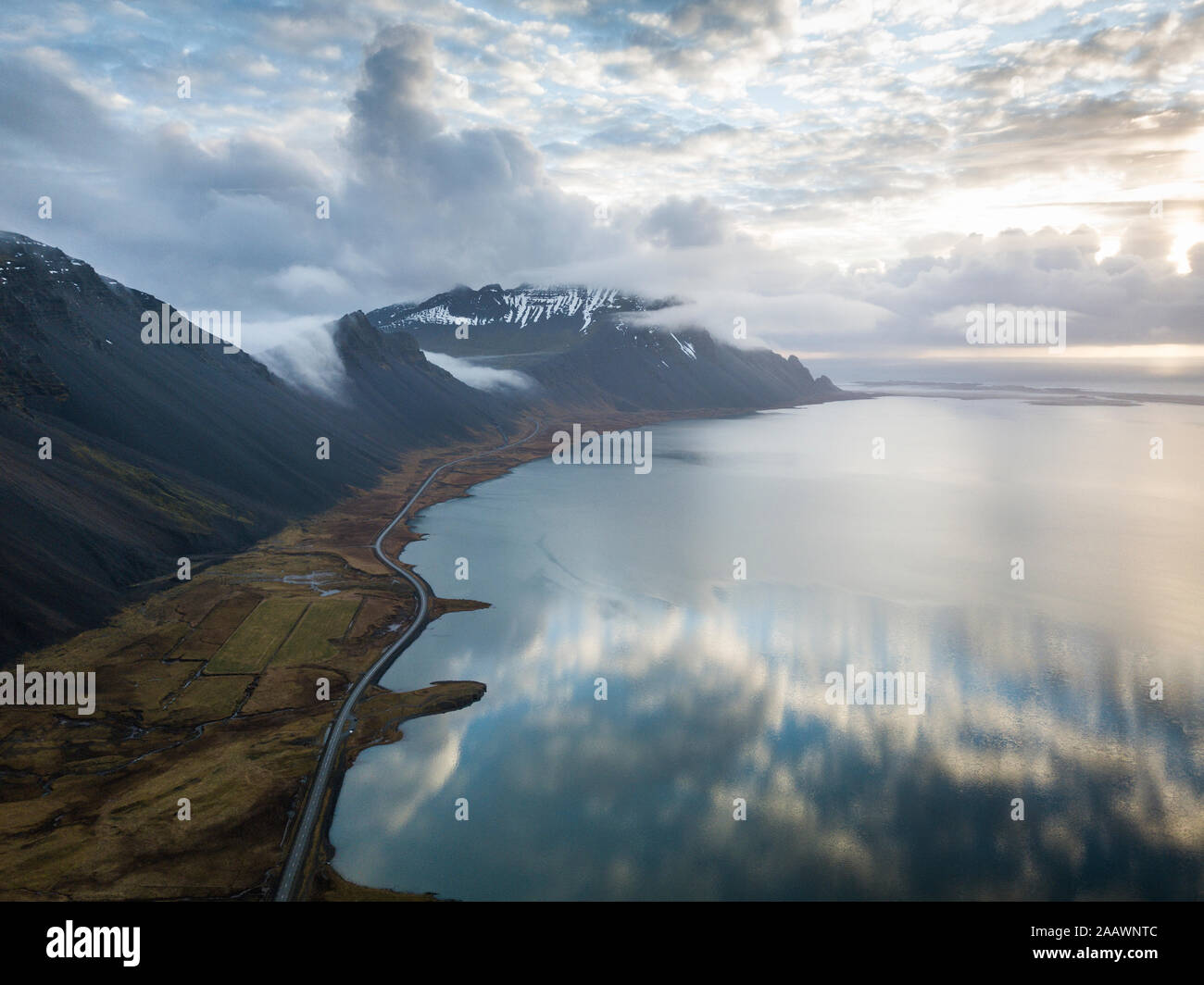 L'Islande, les nuages se reflétant dans le lac Jokulsarlon Banque D'Images