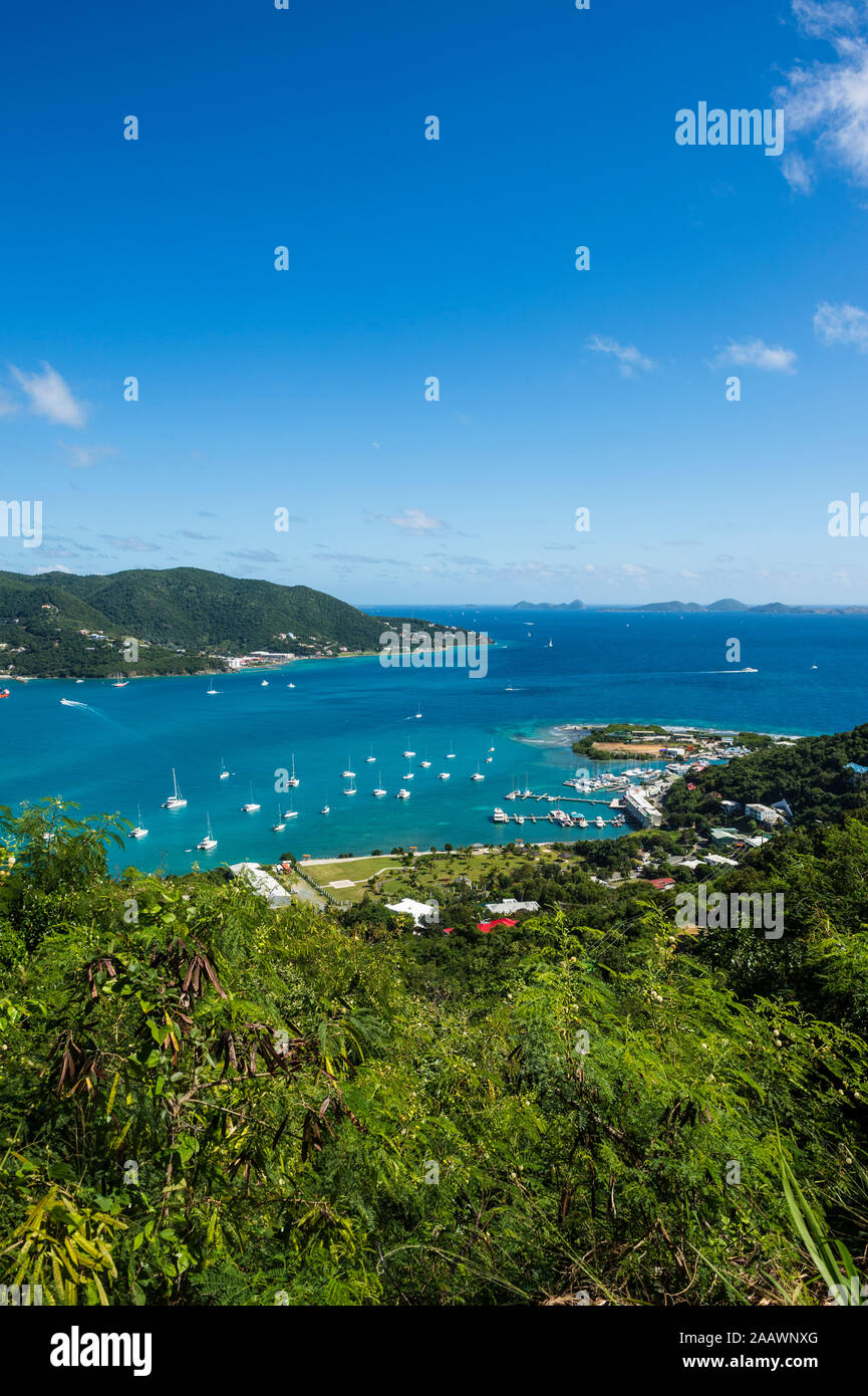 Vue aérienne de la mer contre ciel bleu, Road Town, Tortola, British Virgin Islands Banque D'Images