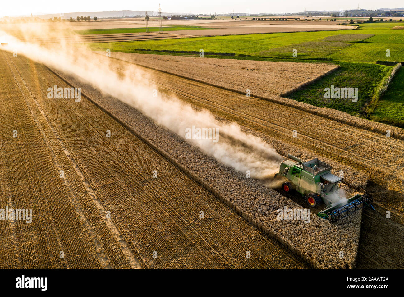 Vue aérienne de la moissonneuse-batteuse, sur le domaine agricole pendant le coucher du soleil Banque D'Images