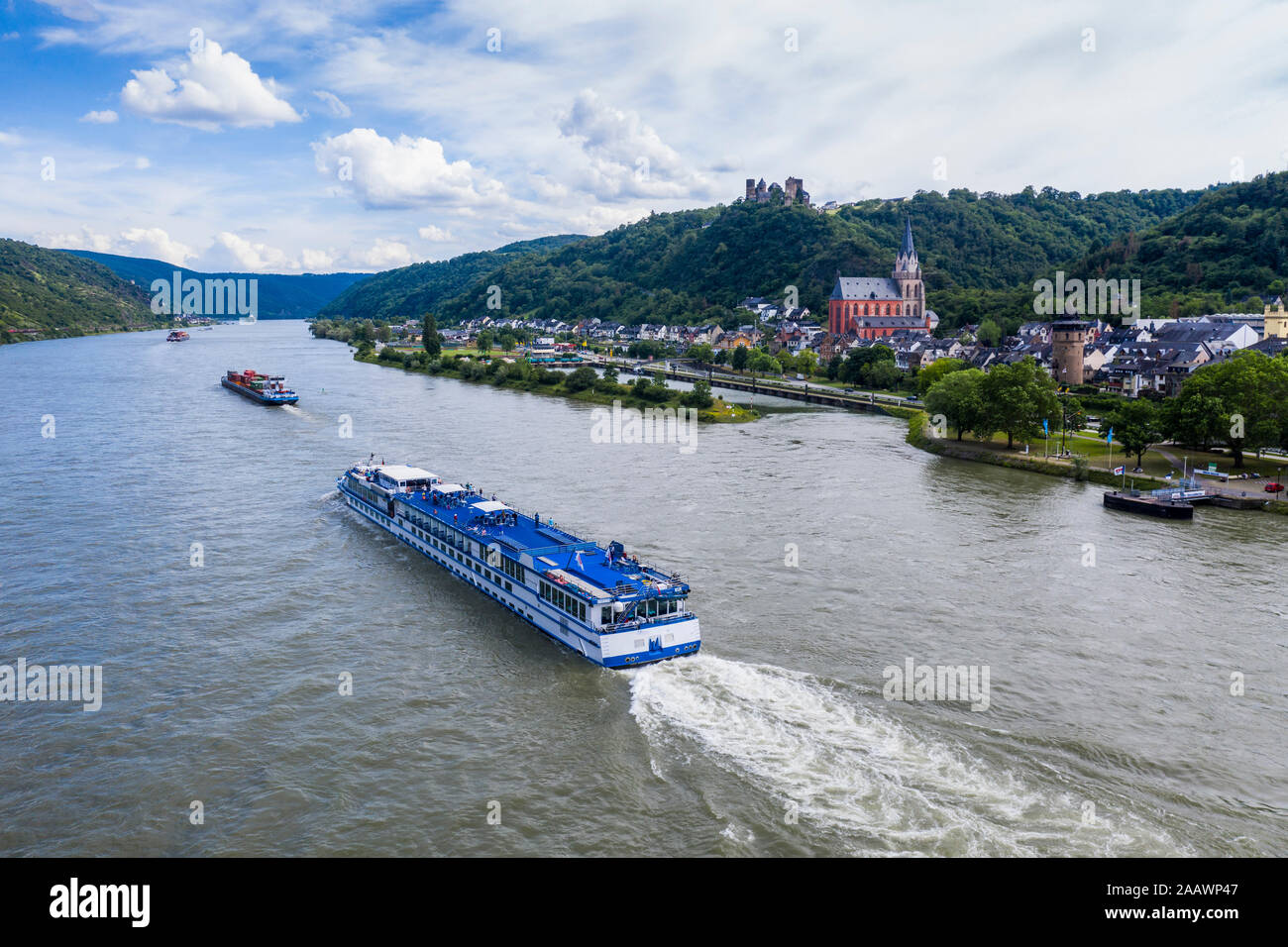 Drone abattu de navire de croisière sur le Rhin contre ciel nuageux à Boppard, Allemagne Banque D'Images