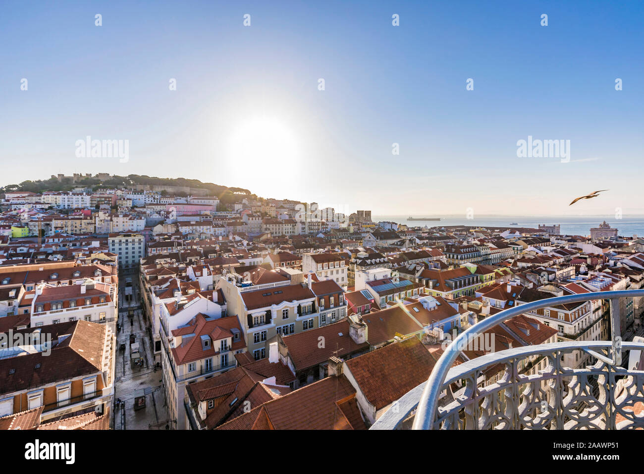 Des bâtiments contre ciel lors de journée ensoleillée à Lisbonne, Portugal Banque D'Images