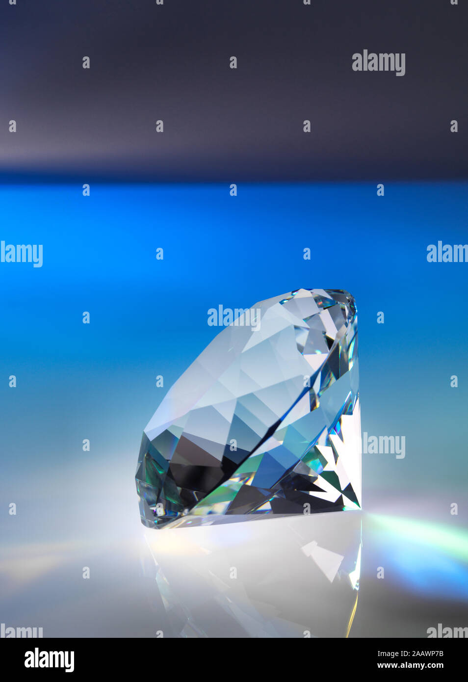 Close-up de diamant sur le tableau sur fond noir Banque D'Images