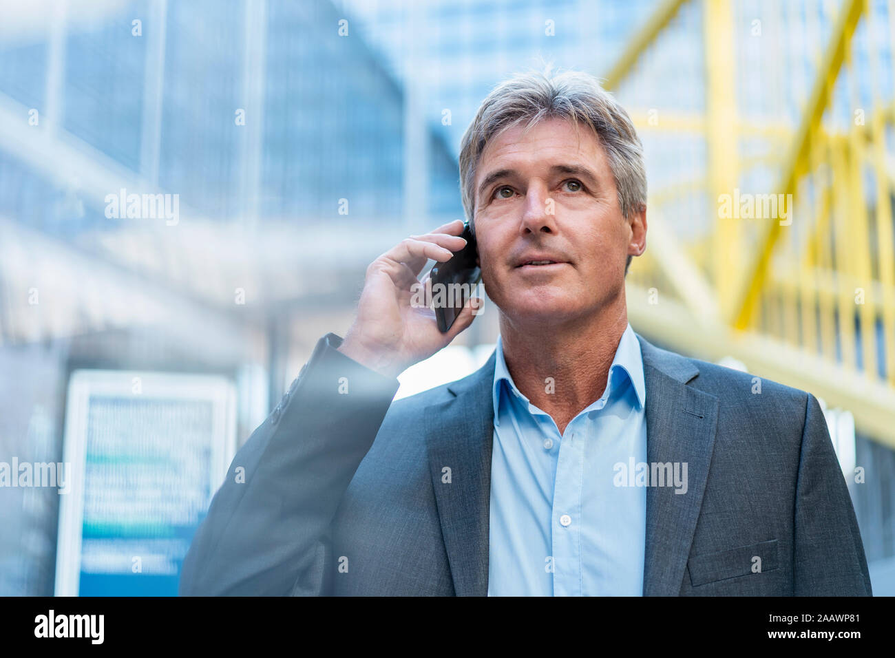 Mature businessman au téléphone dans la ville Banque D'Images